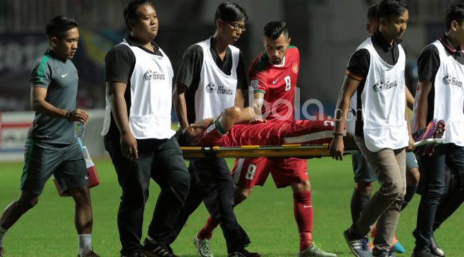 Andik Vermansah cedera saat melawan Thailand pada laga Final Piala AFF 2016 di Stadion Pakansari, Bogor, (14/12/2016). foto nicklas hanoatubun/bola.com