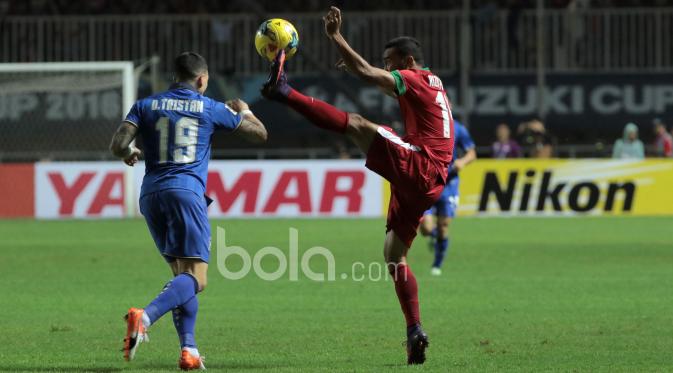 Rizky Pora saat berduel dengan pemain Thailand pada laga Final Piala AFF 2016 di Stadion Pakansari, Bogor, (14/12/2016). foto Nicklas Hanoatubun/bola.com