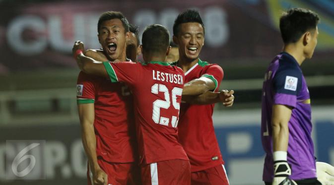 Pemain Timnas Indonesia memeluk Hansamu Yama Pranata (kiri) usai mencetak gol ke gawang Vietnam pada laga semifinal pertama Piala AFF 2016 di Stadion Pakansari, Bogor, Sabtu (3/12). Indonesia unggul 2-1 atas Vietnam. foto liputa6.com/helmi fithriansyah