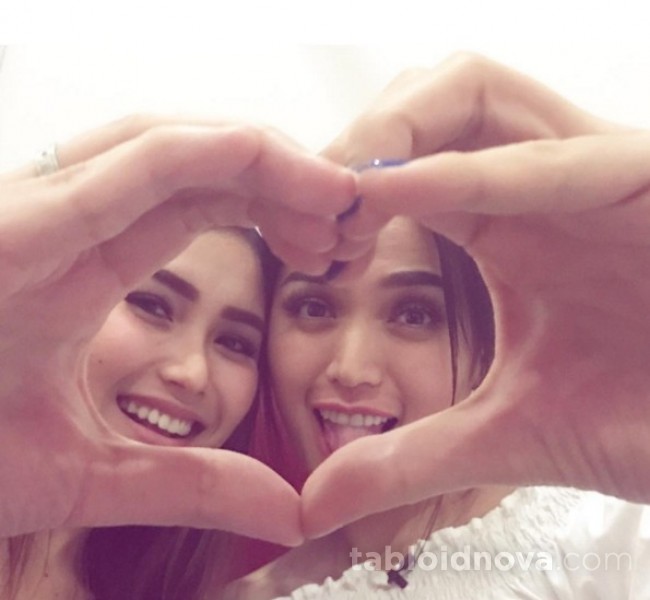 Makin Akur, Jessica Iskandar dan Ayu Ting Ting Berpose Tangan Berbentuk Hati