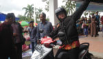 Pulang Dari Wisuda Uvaya, Paman Birin Naik Sepeda Motor