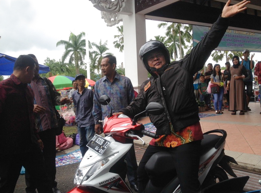 Pulang Dari Wisuda Uvaya, Paman Birin Naik Sepeda Motor