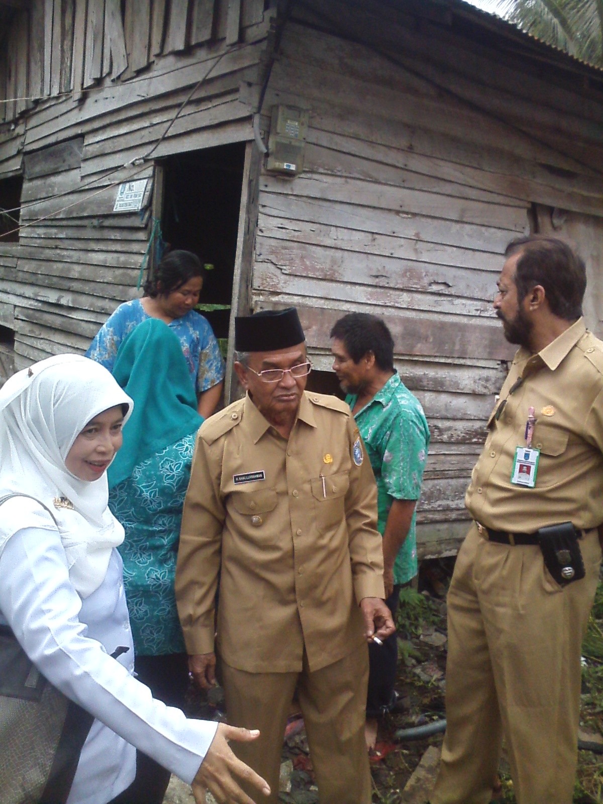 Mata Guru Khalil Sampai Berkaca-kaca Melihat Kondisi Rumah Samidri, Memprihatinkan