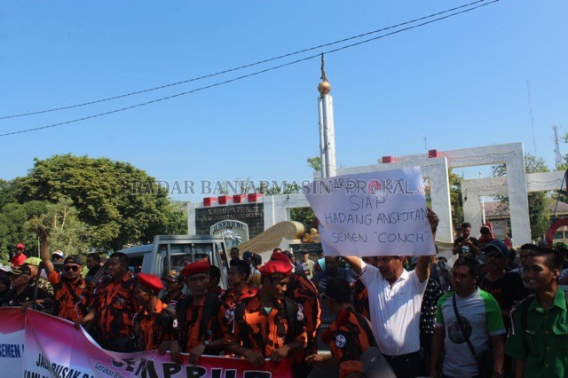 Dinilai Rusak Jalan Negara dan Ganggu Lalu Lintas, Pabrik Semen ini Didemo Warga