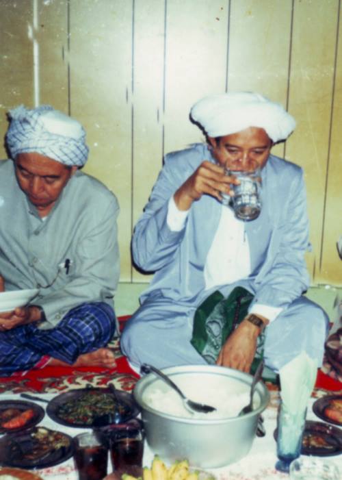 Gelas Bekas Minumnya Diperebutkan Ketika Tahu Siapa Pengemis Tua Tamu Guru Sekumpul