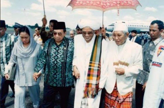 Ada “Nang Manyambati”, Guru Sekumpul Langsung Bela Gus Dur